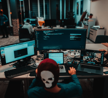 сотрудник хостер провайдера устанавливает дистрибутивы на Linux сервера