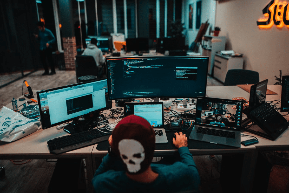 сотрудник хостер провайдера устанавливает дистрибутивы на Linux сервера